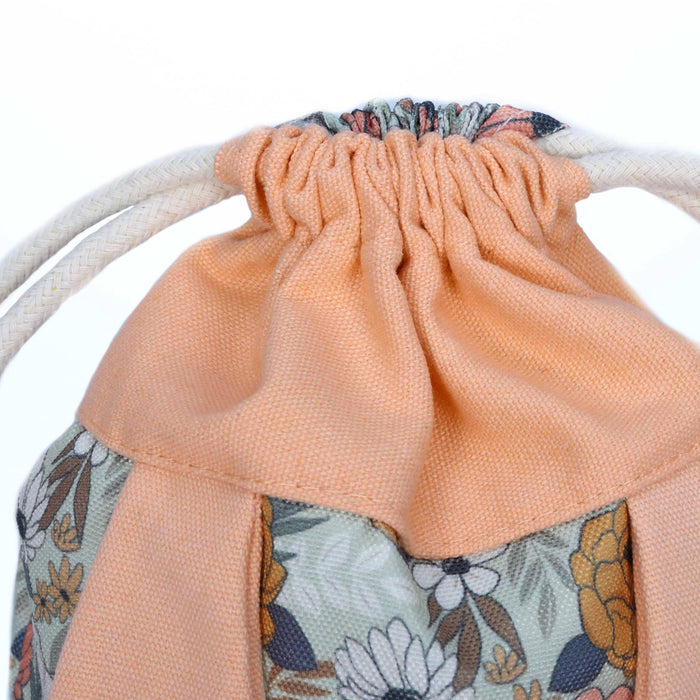 Mochila com orelhas de coelho e padrão de flores