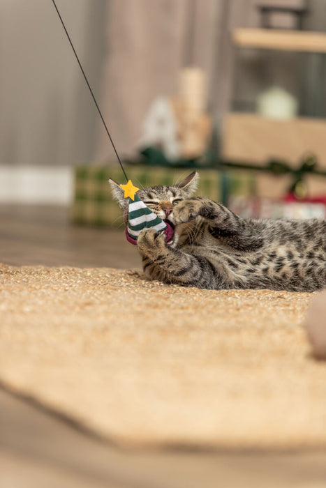 Bastão de Natal em madeira com gorro de duende para gatos Trixie 46 cm – imagem 2