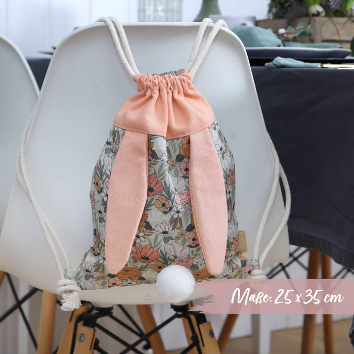 Mochila com orelhas de coelho e padrão de flores